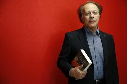 El escritor Javier Marías en Madrid, con su novela 'Así empieza lo malo', en agosto de 2014.