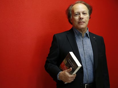 El escritor Javier Marías en Madrid, con su novela 'Así empieza lo malo', en agosto de 2014.