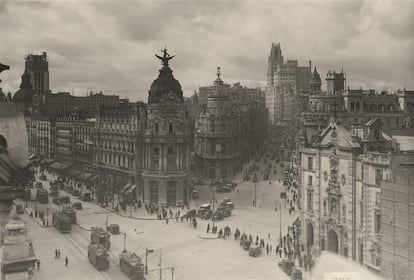 La Gran Vía era un lugar codiciado, era el centro de la vida pública y por eso la compañía telefónica quería estar allí. Pero en este solar estuvo prevista la apertura del que debió ser el segundo centro comercial de la calle tras los almacenes Rodríguez, inaugurados en 1921, pues el terreno lo adquirió la Sociedad de los Grandes Almacenes Victoria para construir un edificio. Tres años después el solar pasó a manos de la Compañía Telefónica Nacional que pagó 3.260.140 pesetas a las que hubo que añadir otras 850.000 como comepnsación de la anulación de la obra anterior ya en marcha. En la foto, cedida- como el resto- por la Fundación Telefónica, vista del edificio desde la calle de Alcalá.