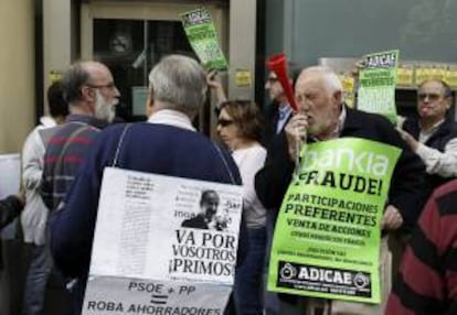 Un grupo de personas protesta a las puertas de una oficina de Bankia, en la madrileña calle de Gran Vía. EFE/Archivo