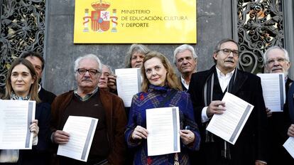 Varios creadores entregan en el Ministerio de Cultura una declaración para poder seguir creando sin tener que renunciar a su pensión cuando cumplen 65 años.