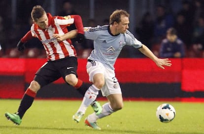 Muniain pelea el balón con Krohn-Dehli.