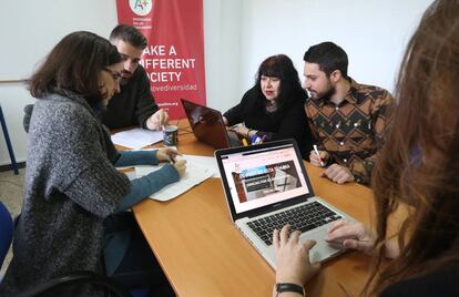 Reunión de equipo de la ONG Apoyo Positivo, en su sede de Madrid.