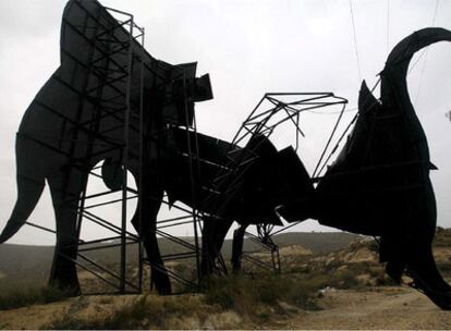 Un toro de Osborne ha sido vencido por el viento en una carretera de Alicante