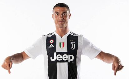 Ronaldo sports his new kit.