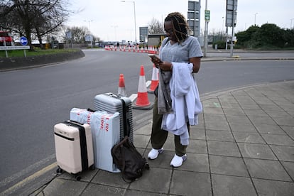 Una viajera consulta su móvil para ver las novedades sobre su vuelo a Dubai, nada más llegar a una de las terminales de Heathrow. 