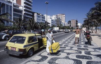 Otro vendedor ambulante baja sus trastos de un coche en el paseo de la playa de Leblon, en Río de Janeiro.