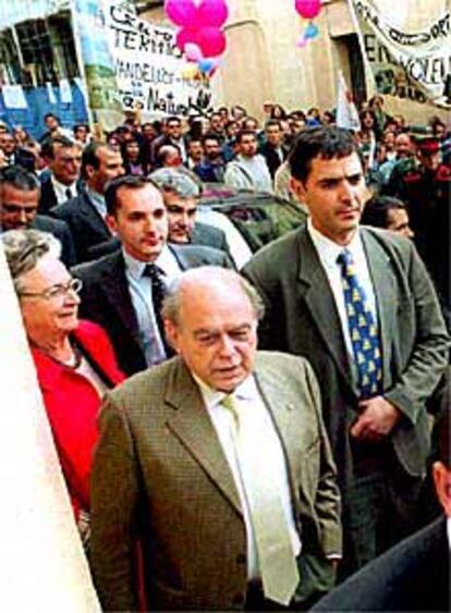 Jordi Pujol, seguido de su esposa y protegido por guardaespaldas, a su llegada al consejo comarcal.