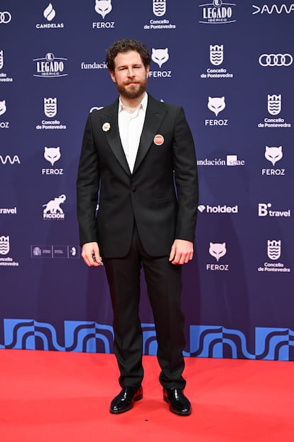 Álvaro Cervantes decoró su chaqueta con dos broches: con una joya y una chapa en apoyo a Gaza.