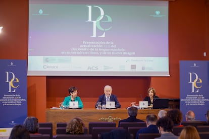 El director de la RAE y presidente de la Asociación de Academias de la Lengua Española (ASALE), Santiago Muñoz Machado, y la responsable del Instituto de Lexicografía, Elena Zamora (d), presentan la actualización 23.8 del Diccionario de la lengua española, el martes en Madrid.