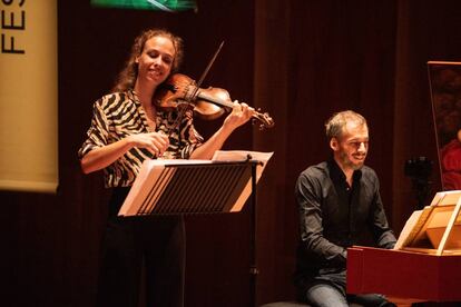 La violinista Eva Saladin y el clavecinista Johannes Keller.