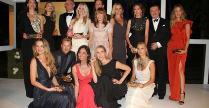 Los galardonados, con los premios de la revista 'Glamour'