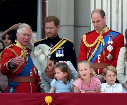 O príncipe George, sua irmã Charlotte e sua prima Savannah Phillips (filha de Peter Phillips, filho da princesa Anne), junto com Kate Middleton e os príncipes William, Harry e Charles, assistem da varanda do Palácio de Buckingham à passagem do desfile 'Trooping the Color', em junho de 2018.