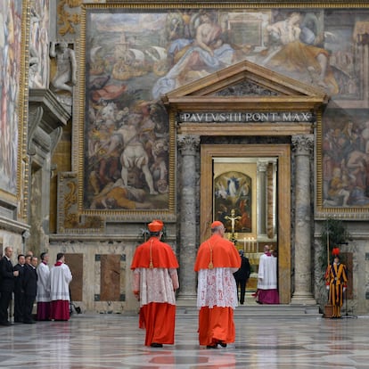 Foto LaPresse
cronaca
12 03 2013 Città del Vaticano -
Ingresso in Conclave ed il giuramento dei cardinali elettori
Alle ore 16.30 di oggi, martedì 12 marzo 2013, secondo quanto stabilito dalla Congregazione Generale dei Cardinali, ha luogo l’ingresso in Conclave per l’elezione del nuovo Romano Pontefice, come previsto dall’Ordo Rituum Conclavis.
Nella foto un momento dell'evento
Photo LaPresse
12 march 2013
Entry in Conclave and the oath of the cardinal electors
In the pic moment of event