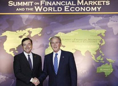Bush (derecha) saluda a Mario Draghi, presidente del Foro de Estabilidad Financiera, en la cumbre.