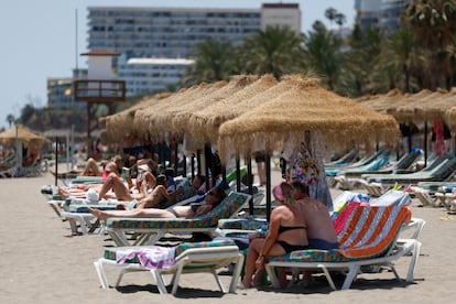 Turistas en la playa de Torremolinos (Málaga).