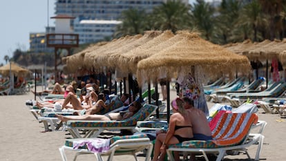 Turistas en la playa de Torremolinos (Málaga).