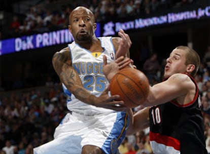 Anthony Carter, de los Denver Nuggets, pierde el control del balón ante Joel Przybilla, de los Portland.