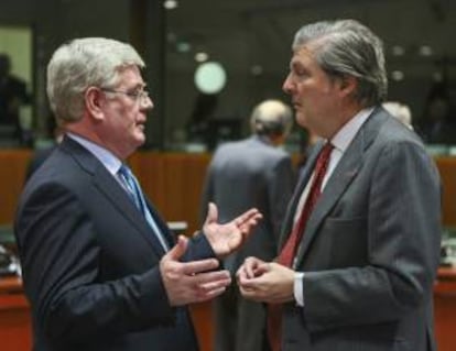 El secretario de Estado español para la Unión Europea, Íñigo Méndez de Vigo (d), conversa con el ministro irlandés de Asuntos Exteriores, Eamon Gilmore, hoy al inicio de la reunión del Consejo de Asuntos Generales de la Unión Europea (UE) celebrada en Bruselas, Bélgica.