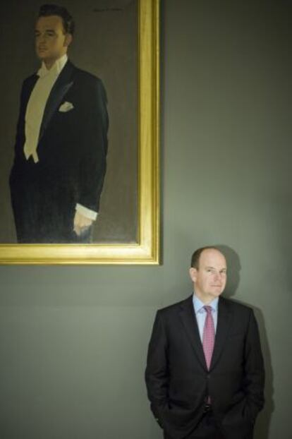 Alberto de Mónaco, junto a un retrato de su padre.