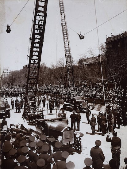 Exhibición de los bomberos de Madrid hacia 1925 en la Castellana.