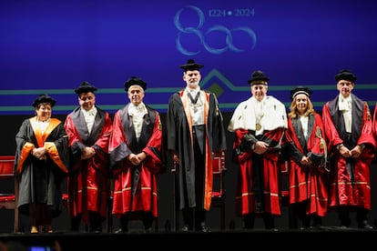 El rey Felipe VI, en el centro, durante la ceremonia  en la que ha sido investido como Doctor Honoris Causa por la Universidad Federico II de Nápoles.