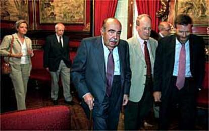 Fernando Lázaro Carreter (en el centro), entrando ayer en la Casa de América Con Victoria Camps, Emilio Lledó (a la izquierda), Germán Sánchez Ruipérez y Guillermo de la Dehesa.