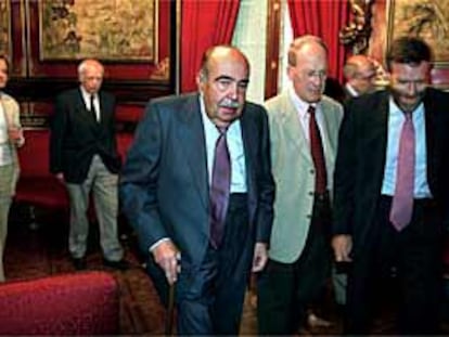 Fernando Lázaro Carreter (en el centro), entrando ayer en la Casa de América Con Victoria Camps, Emilio Lledó (a la izquierda), Germán Sánchez Ruipérez y Guillermo de la Dehesa.