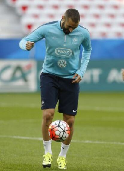 Benzema, durante un entrenamiento con Francia.