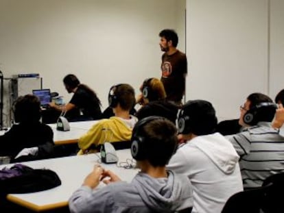 Alumnos de telecomunicaciones de la Universidad Polit&eacute;cnica, en el laboratorio de Gandia. 