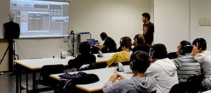 Alumnos de telecomunicaciones de la Universidad Polit&eacute;cnica, en el laboratorio de Gandia. 