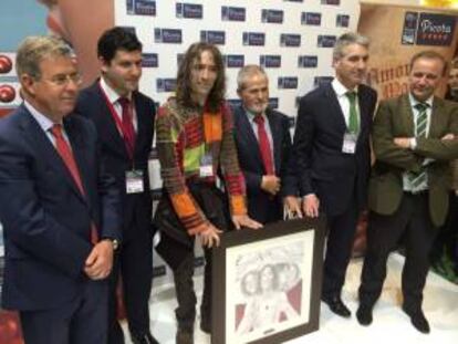 Fotografía facilitada por el Gobierno de Extremadura del líder de la banda de rock Extremoduro, Roberto Iniesta (3i), tres recibir el Premio Picota 2014, concedido por el Consejo Regulador de la DOP Cereza del Jerte en el marco del Salón Gourmet de Madrid.