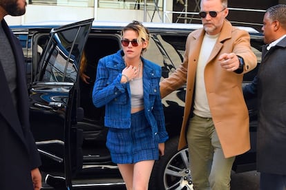 Kristen Stewart lleva más de una década siendo uno de los objetivos favorito de los paparazis y sus imágenes se cotizan muy alto. En esta fotografía se la ve saliendo de un coche en Manhattan el pasado 6 de noviembre.