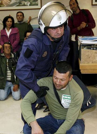 Los manifestantes han sido desalojados pacíficamente de la inmobiliaria que han ocupado