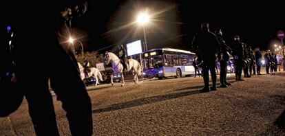 Autobuses de la EMT de Madrid salen escoltados por la Policía en las cocheras de Fuencarral.