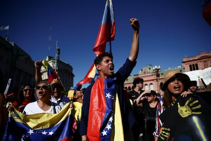 Partidarios de la oposicin venezolana se renen en una protesta antes de la toma de posesin del presidente Nicols Maduro para un tercer mandato, en Buenos Aires, Argentina.