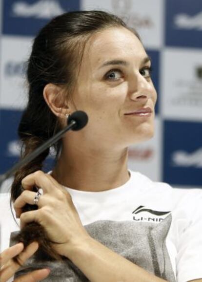 Isinbayeva sonríe durante la rueda de prensa.