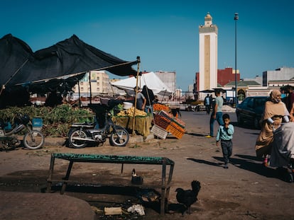 Varias mujeres junto a puestos de un mercado de Dajla, en el Sáhara Occidental