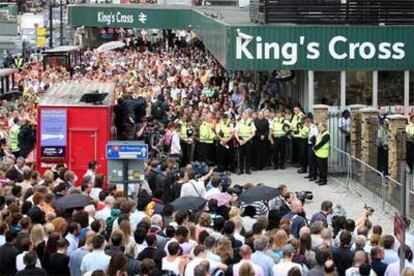 Estación del metro de King&#39;s Cross, donde ayer se guardaron dos minutos de silencio al cumplirse un año del 7-J.