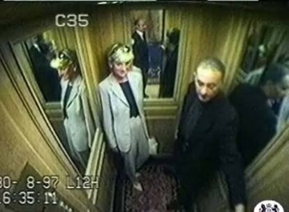Diana de Gales y Dodi al Fayed, horas antes de morir, en una imagen de cámara de seguridad de un hotel parisiense.