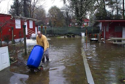 Las incidencias más destacadas fueron el rescate de dos personas del interior de un vehículo totalmente inundado en la carretera entre Rois y Padrón