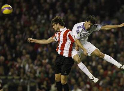 Aitor Ocio y Van Nistelrooy pelean por el balón.