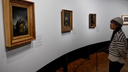 Una visitante observa las obras 'Las Brujas', 'Vuelo de brujas' y 'El hechizado', de Francisco de Goya, en la exposición 'Goya y Munch: Profecías modernas', en el Museo Munch de Oslo, el 6 de diciembre de 2023.