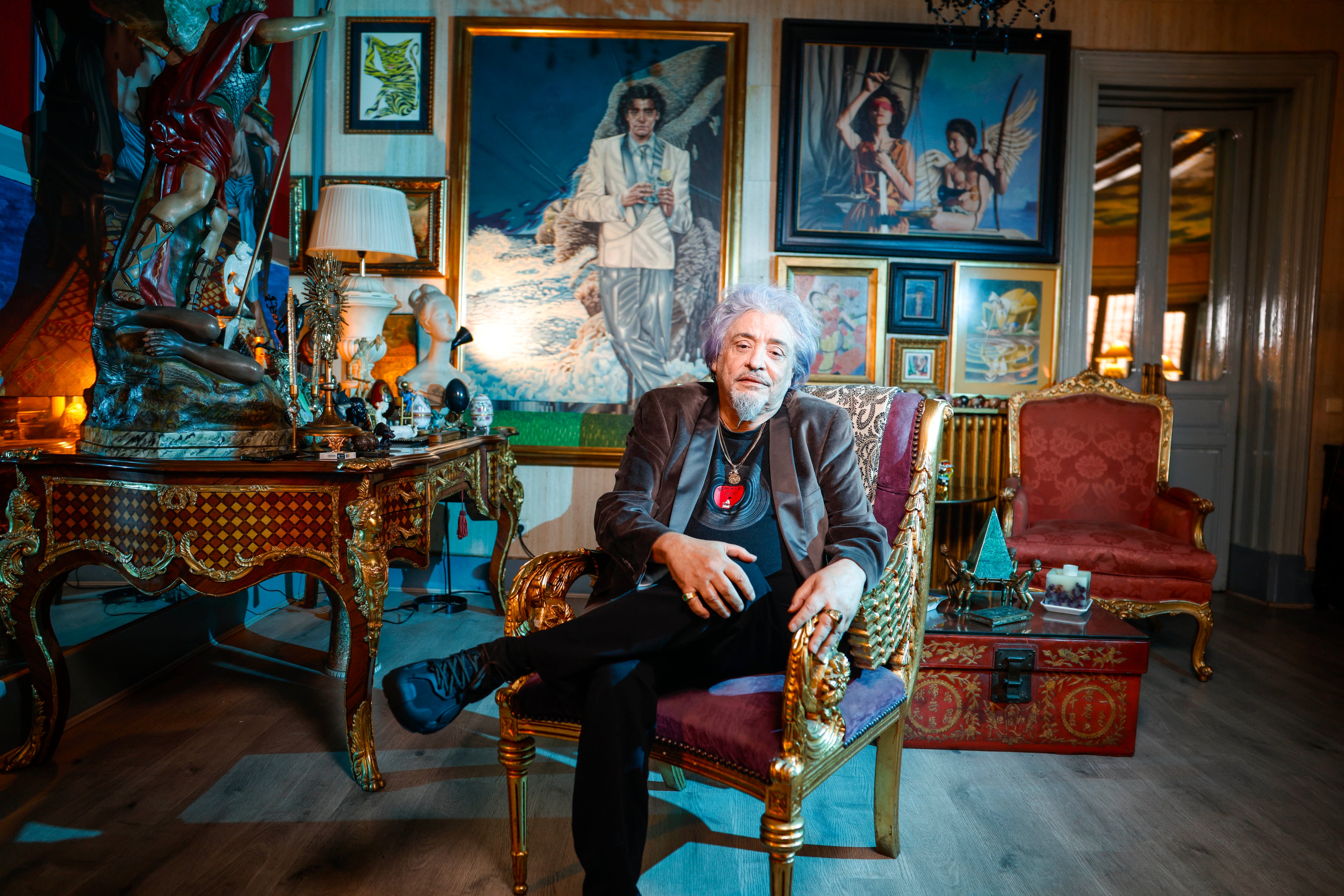 Por la casa de Capi pasan ejecutivos de discográficas, artistas consagrados y del 'underground', aspirantes a estrella y nobles de la vieja guardia. 