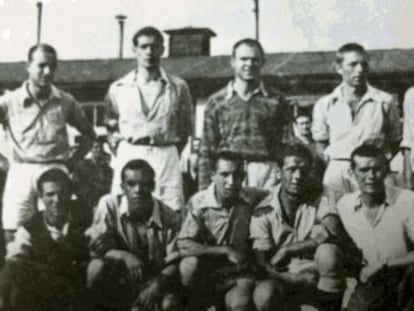 El equipo de fútbol de los españoles en Mauthausen. Navazo es es el primero de pie por la derecha.