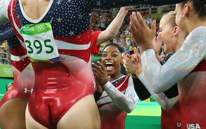 Biles celebra con sus compañeras justo después de su ejercicio de suelo.