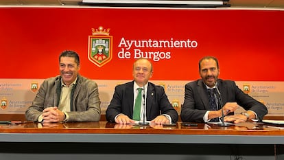 Tres de los cuatro concejales de Vox en Burgos. Ral Martnez (i), Fernando Martnez-Acitores (c) e Ignacio Pe?a (d).