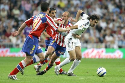 Ral intenta zafarse de Colsa, Ibagaza y Antonio Lpez, en partido que acab 0-0 de la Liga 2004/05.