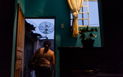 Gildete, saindo de casa, com o nascer do sol.