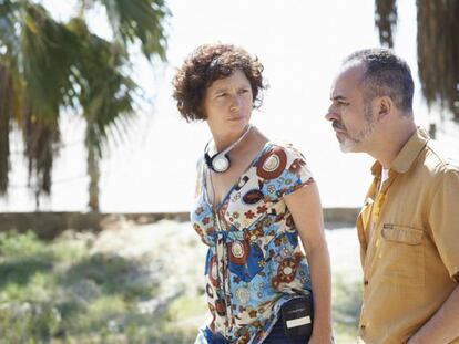 La directora Icíar Bollaín y el actor Javier Gutiérrez durante el rodaje de 'El olivo'.